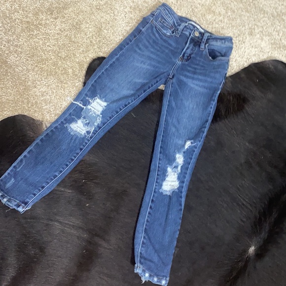 Super cute distressed skinny jeans and perfect used condition - Picture 2 of 10